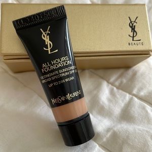 Yves Saint Laurent “All Hours Foundation” & Beaute case